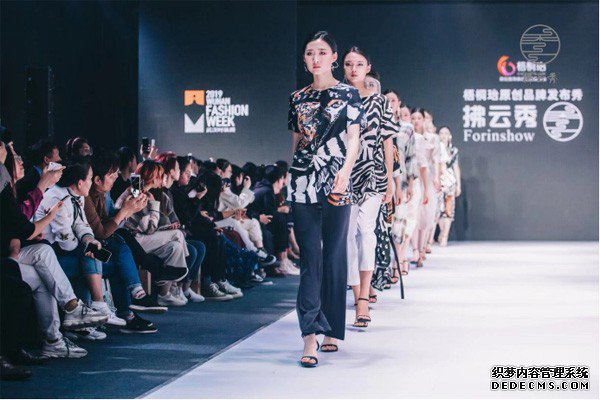 “水漾”拂云秀绽放2019武汉时装周