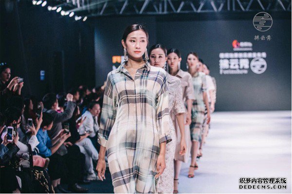 “水漾”拂云秀绽放2019武汉时装周