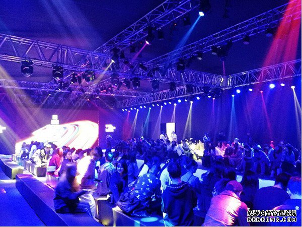 “水漾”拂云秀绽放2019武汉时装周