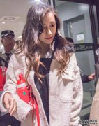 粉丝机场被打，baby挺身而出实力宠粉，劝