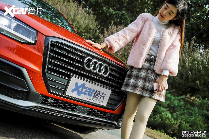 青春美女白领与奥迪Q2L