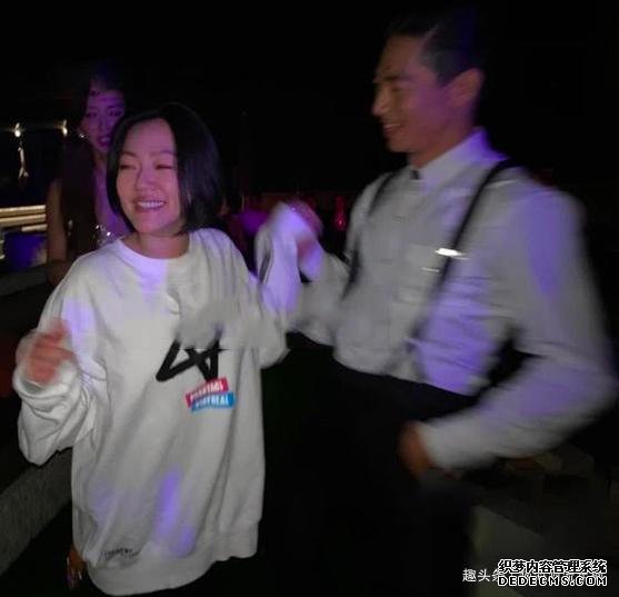 小S太识趣，去喝林志玲喜酒卫衣配布鞋，李靓蕾却比新娘还美