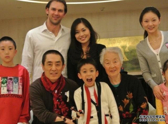 她是张艺谋女儿，23岁结婚遭家暴，如今怎么样了呢？