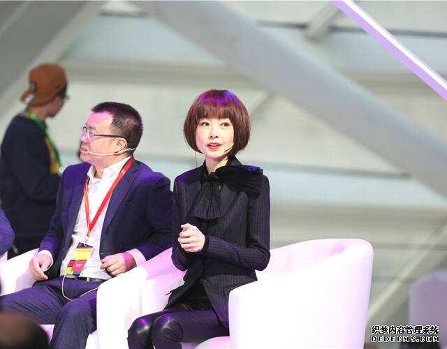鲁豫真的太瘦了！西装连体裤和宝石gem录节目，人都有她两倍大了