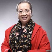 83岁“容嬷嬷”现机场，碎花衬衣搭开衫