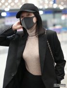 40岁状态好，那么紧的裤子还塞针织衫，