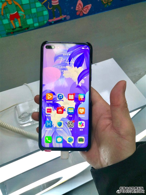 华为nova 6 5G曝光：前置双摄挖孔屏、侧面指纹识