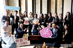 亲密依偎在身边，吉娜为婆婆庆生，郎朗