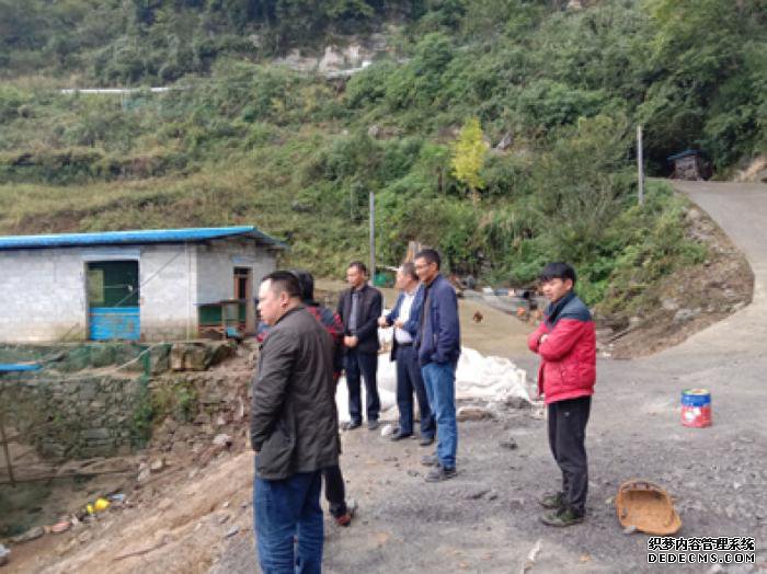 ▲10月16日，马勇(左三)陪同习水县扶贫办工作人员检查工作。习水县融媒体中心供图