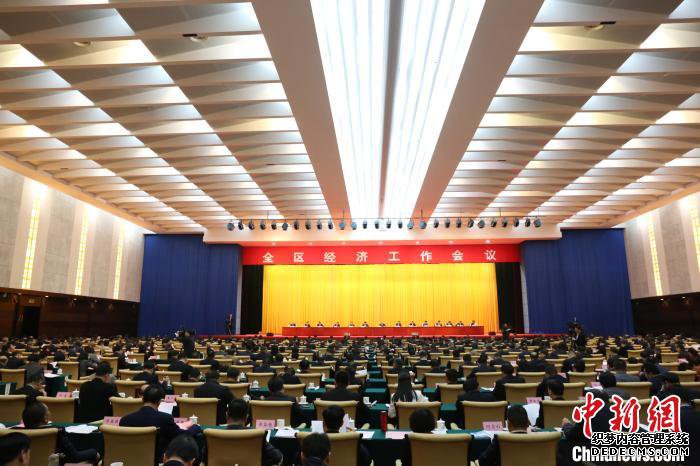 图为广西全区经济工作会议24日在南宁召开。　林浩 摄