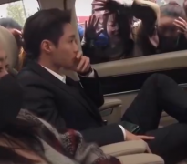 张艺兴被女粉丝趴车窗追星 本人表情显茫