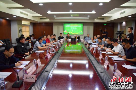 抽签开始前，与会嘉宾向各代表队领队讲解赛制、规则。 主办方供图 
