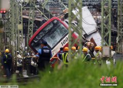 日本横滨电车与卡车相撞 电车车头脱轨