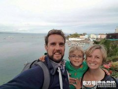 英夫妇觉得学校教不了孩子，辞职带孩子