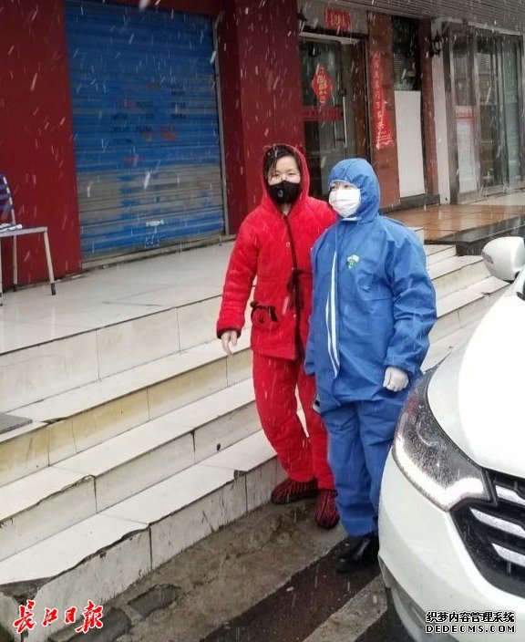 风雪中女警驾车送怀孕女子回家