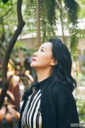咏梅黑白条纹裙装搭配黑色大衣，优雅又