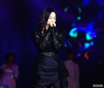 看看张靓颖这身经典的黑色蕾丝造型，演