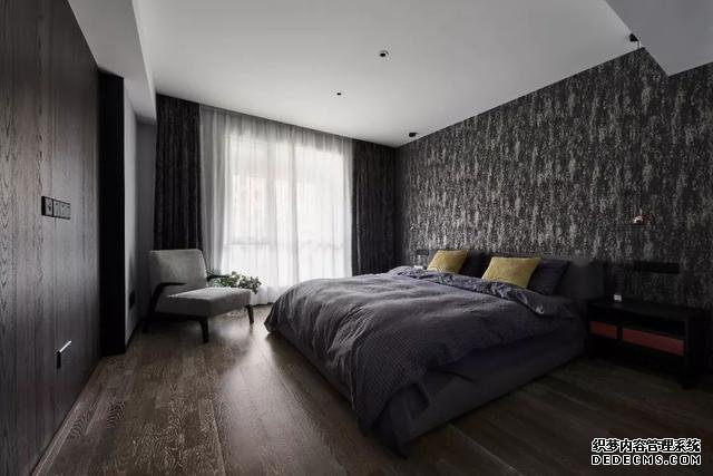 网易IT男独居暗黑170m²!阁楼藏着工作间，休闲区小吧台！羡慕