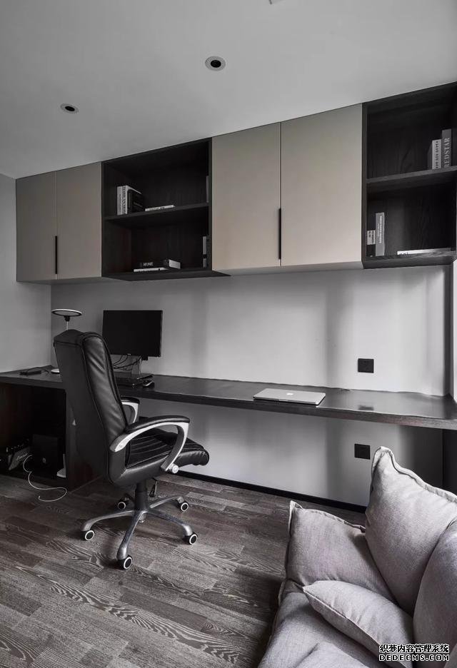 网易IT男独居暗黑170m²!阁楼藏着工作间，休闲区小吧台！羡慕
