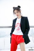 黑色西装搭配红色半截校服裤，一双“少