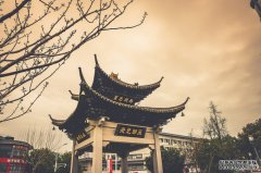 四牌楼文化广场位于城内东大街以南，距