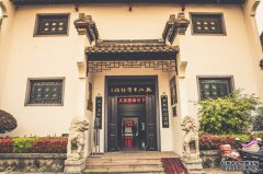 兴化 市博物馆是一座三层仿古建筑，粉墙
