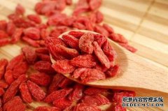 喝枸杞水时加入红枣一起泡，改善贫血，