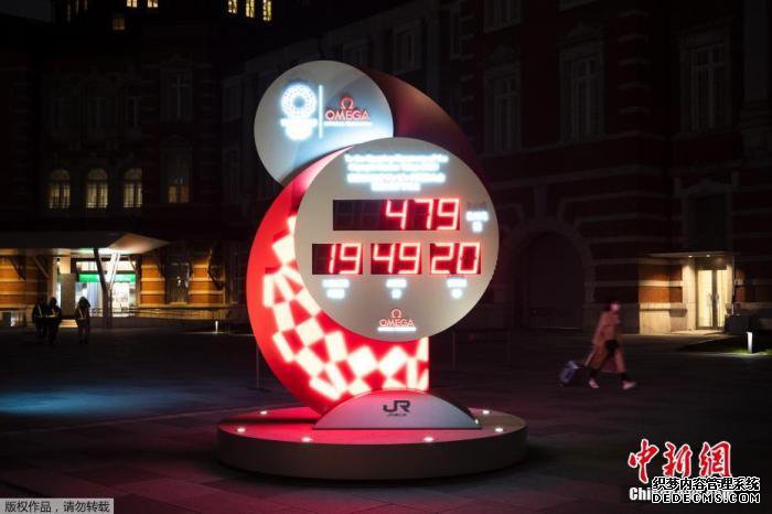 当地时间3月30日晚，东京奥组委在东京举行记者会，宣布日本政府、东京都政府、东京奥组委与国际奥委会共同决定东京奥运会、残奥会分别将于2021年7月23日和8月24日开幕。图为东京街头的奥运会倒计时牌重新启动计时。