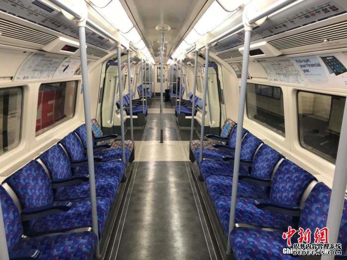 资料图：英国伦敦长年拥挤的地铁车厢而今空空荡荡。/p中新社记者 张平 摄