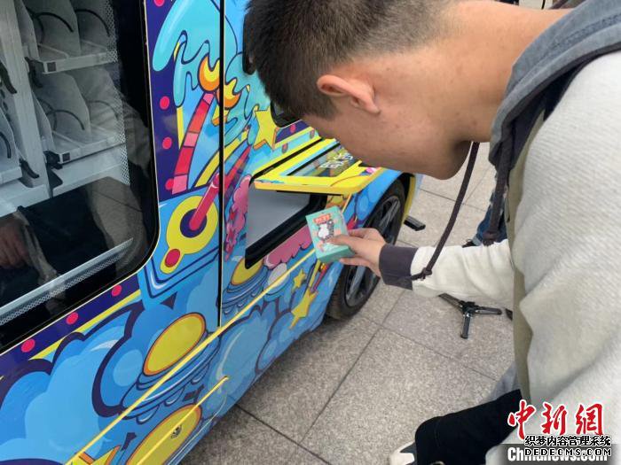 5G无人售货车亮相武汉闹市 “招手即停”科技感十足