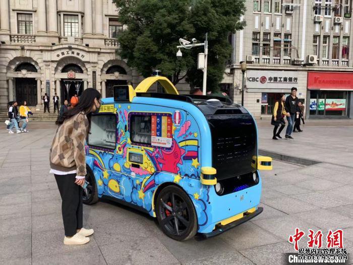 5G无人售货车亮相武汉闹市 “招手即停”科技感十足