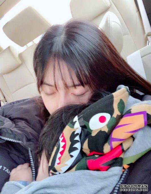Babyæ±å¿å­ç°èº«äº²å­é¤åï¼é»ææå¦å¦è´´å¿æ¤èªï¼å©åª³å³ç³»äº²å¦æ¯å¥³