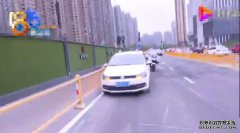 女司机车开不动停路边，打美团过来加油