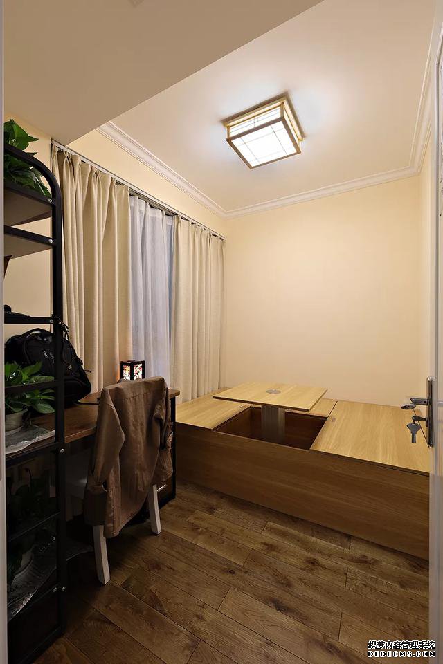 112㎡简美三室，餐边柜里藏着冰箱，过道墙面用收纳柜代替