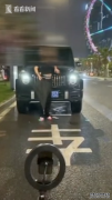 美女路边跳上奔驰车头拍“大片”？
