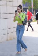 即使是简单的单品也可以穿出优美的身线