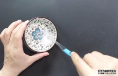 把食盐抹在脚上，解决了很多女生的难言