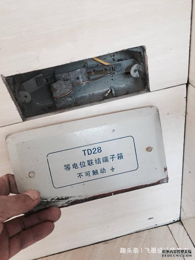 当初装修，把等电位箱贴瓷砖里了！如今找师傅来检修，却被说糊涂