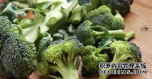 女性睡前爱做的4件事，可能会“加速衰老”，希望你1个都没有