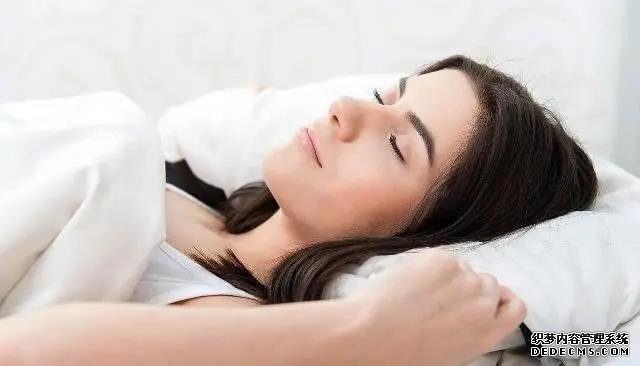 女性睡前爱做的4件事，可能会“加速衰老”，希望你1个都没有