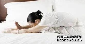 女性睡前爱做的4件事，可能会“加速衰老”，希望你1个都没有