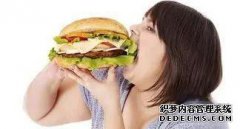 女性睡前爱做的4件事，可能会“加速衰老