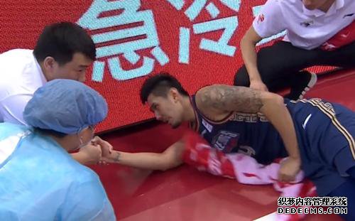 揪心！孙思尧意外受伤，近五分钟不敢动，四画面诠释严重性