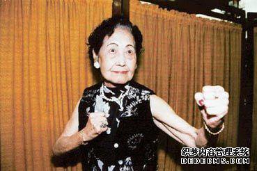 洪金宝的亲奶奶，曾在剧中暴打周星驰，港星无人敢惹