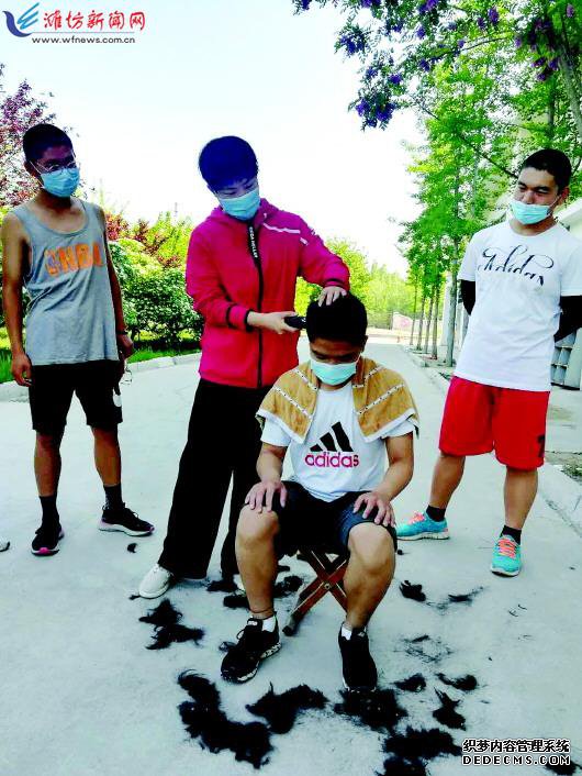 完美跨界 体育老师变身理发师