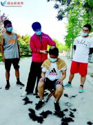 完美跨界 体育老师变身理发师