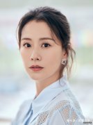 穿淡蓝镂空衬衫配长裙，清新减龄又少女