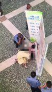 一个约三、四岁的小女孩  被人从二楼站