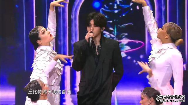 颁奖晚会变尴尬现场！丁当破音蔡徐坤清唱，王源没唱完被强制送走
