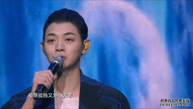 颁奖晚会变尴尬现场！丁当破音蔡徐坤清唱，王源没唱完被强制送走